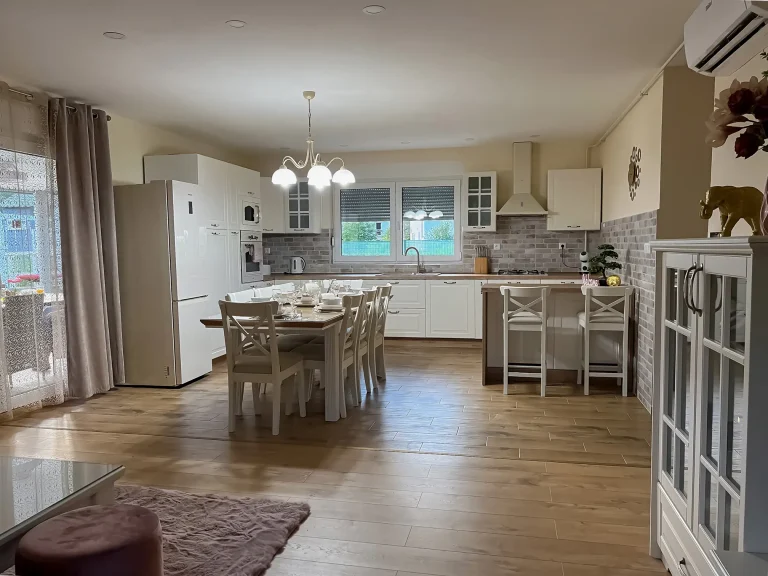 Villa Dora - open-plan living room with kitchen and dining area in Krapinske Toplice