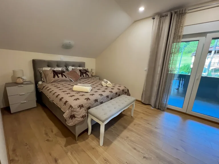 Villa Dora - double bedroom on the upper floor with private bathroom and balcony in Krapinske Toplice